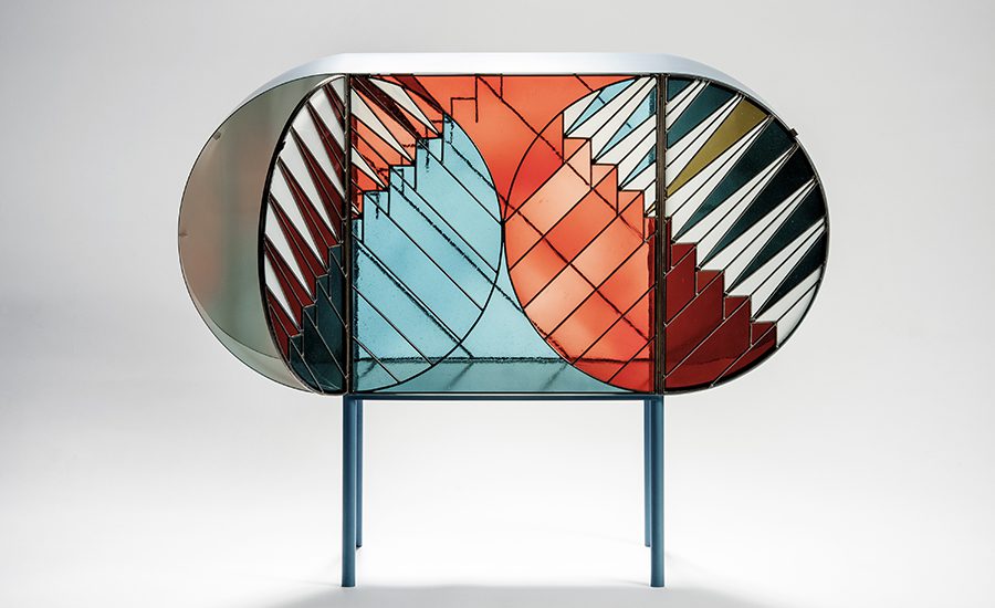 Pour Spazio Pontaccio, Patricia Urquiola s’est associée au graphiste Federico Pepe pour concevoir la collection capsule « Credenza ». La collection se compose d’une crédence, d’un cabinet et d’un paravent, inspirés de l’art du vitrail, notamment des vitraux de Gerhard Richter pour la cathédrale de Cologne. Hyperactive, Patricia Urquiola signe également de nouvelles créations pour Cassina, Kartell, CC-Tapis, Kettal et Moroso.