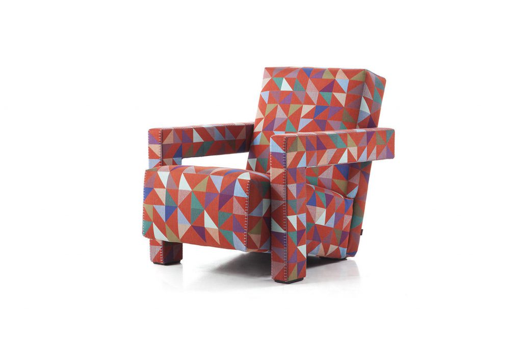 Les classiques du design se mettent à la page avec de nouveaux revêtements. C’est notamment le cas du fameux fauteuil Utrecht dessiné en 1935 par Gerrit T. Rietveld et édité par Cassina depuis 1988, qui se drape du Jacquard « Boxblocks » de Bertjan Pot. L’édition spéciale est disponible en 3 couleurs chacune limitée à 90 exemplaires.
