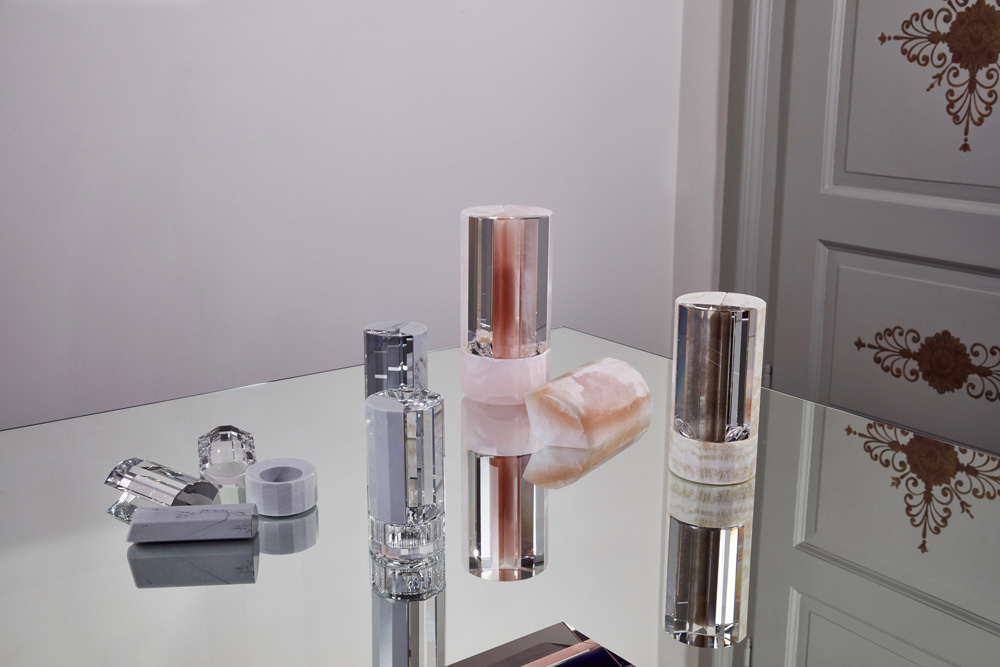 Swarovski a introduit à Milan sa nouvelle ligne d’accessoires pour la maison, Atelier Swarovski Home. La collection, du vase au jeu d’échec en passant par le bougeoir, rassemble de grands noms parmi lesquels Aldo Bakker (« Crystal vase » illustré) Daniel Libeskind, Ron Arad, Raw Edges ou encore Zaha Hadid qui signait ici un de ses derniers projets.