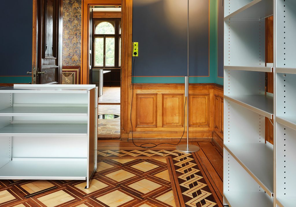 Lehni fabrique du mobilier en métal pour la maison et le bureau depuis plus de cinquante ans. L’éditeur conserve ses classiques, comme la fameuse étagère en aluminium d’Andreas Christen, tout en continuant d’enrichir son catalogue de nouveautés. La collection est synonyme de précision et de qualité de fabrication made in Switzerland. L’entreprise réédite également la série de 15 meubles en 15 couleurs qu’elle inspira à l’artiste minimaliste américain Donald Judd dans les années 1980.