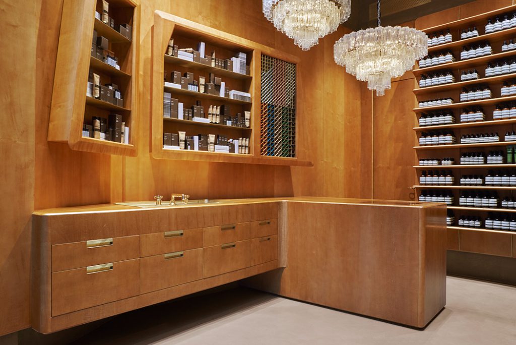 Le style moderniste de la nouvelle boutique Aesop à Lausanne s’inspire du travail de Gio Ponti pour l'hotel intercontinental de Naples. Le département architecture d'Aesop a misé sur un aménagement précieux rehaussé laiton et de somptueux lustres Venini années 60.