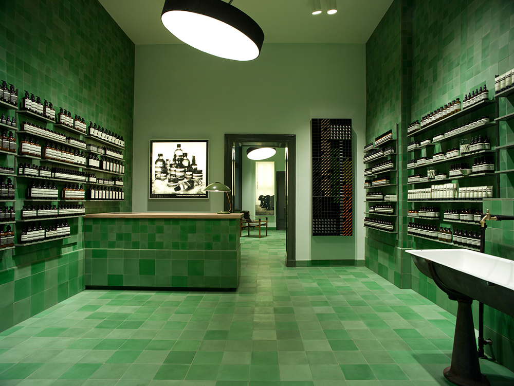 Couverte du sol aux murs de carreaux de ciment de tons verts, la boutique de Berlin-Mitte se présente sous une apparence aussi clinique que vibrante. Le Berlin historique mais aussi moderne, sous l’influence du Bauhaus, a servi de point de départ à Weiss-heiten. Le bureau d’architectes berlinois s’est également inspiré des monochromes de Gerhard Richter pour cet espace implanté dans le coeur artistique de la ville.