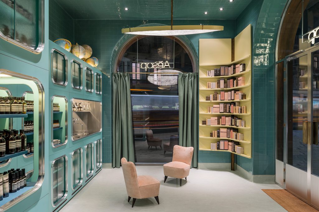 Les intérieurs de Dimore Studio sont souvent flamboyants avec une touche de décadence. La boutique à Corso Magenta, Milan, rappelle le faste des garde-mangers des grandes villas italiennes des années 30. L’esprit qui se dégage des lieux, avec des étagères aux teintes vert pastel, jaune et rose, et des carreaux de céramique brillants, invite à un élégant voyage dans le temps.
