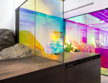 Le quartier de Wynwood à Miami est riche en contraste; la communauté artistique s’y est développée sur ce qui était un fief industriel. L’architecte Frida Escobedo a illustré cette particularité dans une boutique aux allures d’installation d’art. Un îlot central, découpé par de larges vitres recouvertes de film dichroïque, présente les produits dans un décor naturel de plantes et de blocs de granit monumentaux. La lumière ainsi réfractée offre une scène toujours nouvelle selon l’heure de la journée ou l’angle de vue.