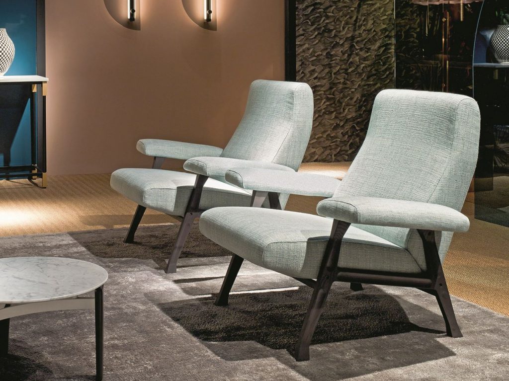 Le fauteuil et le canapé deux places Hall de Roberto Menghi a été dessiné en 1958 pour Arflex. L’éditeur italien réédite depuis avril cette jolie assise récompensée par une mention honorable au Compasso d’Oro en 1959, et l’adapte au goût du jour avec une base en bois. Photo © Arflex