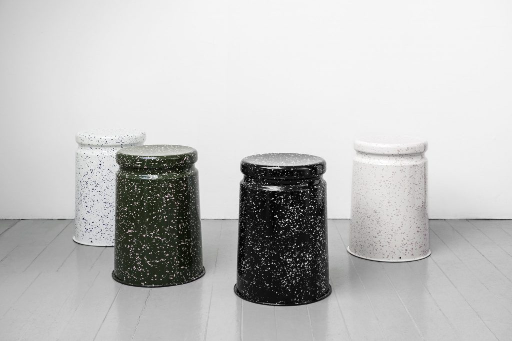 L’éditeur Hem, dont la particularité est le mode de distribution exclusivement online, bénéficie de belles signatures, à l’instar de Max Lamb avec le tabouret « Last Stool Splatter ».