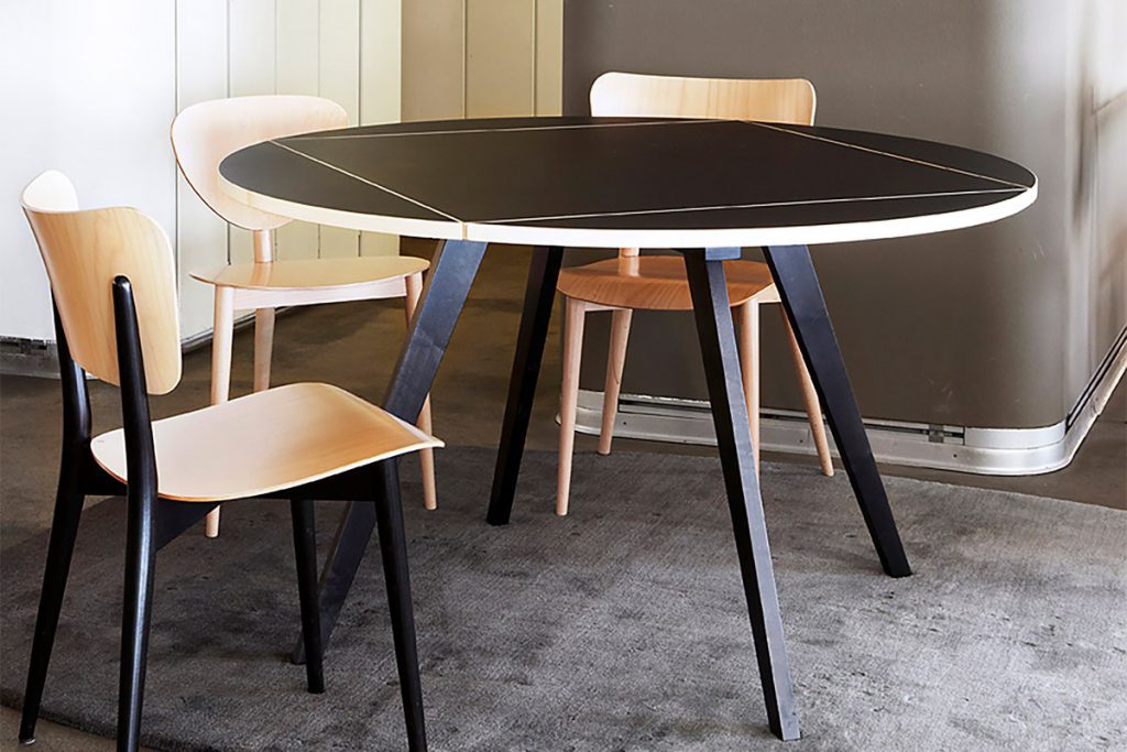 Chaise Kreuzzargen et table Quadratrundtisch de Max Bill, wb form. Photo © Wb form