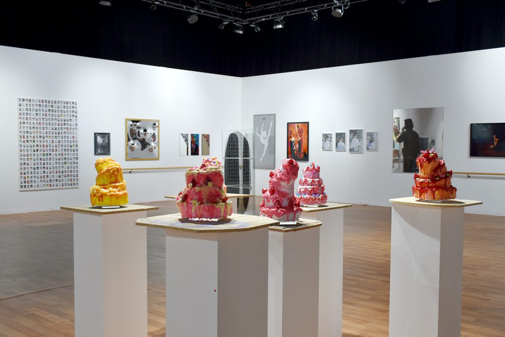 The Ball Room, l'exposition de Samuel Gross, réunit plusieurs oeuvres des galeries présentes sur la foire, réunies sous la thématique du ballet.