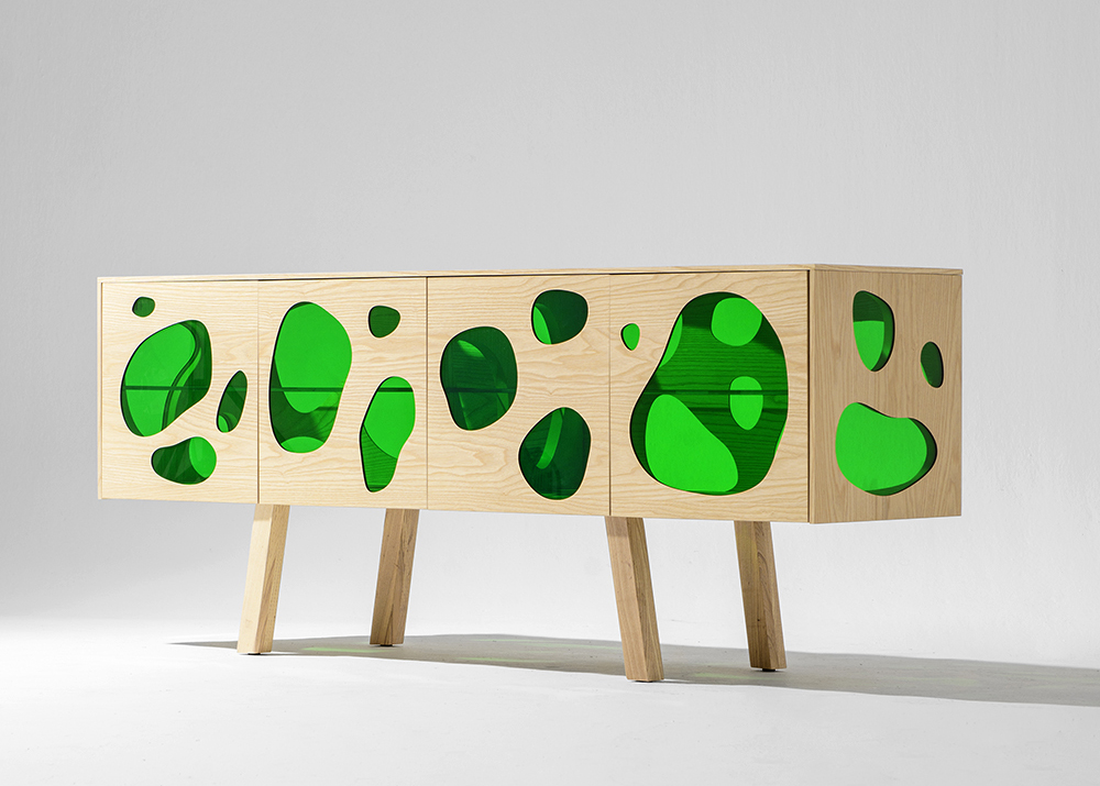 Premier projet des frères Campana pour BD Barcelona, l’enfilade Aquário présente un look résolument retro futuriste. Inspiré par l’aquarium, les designers ont imaginé un rangement en bois avec des ouvertures sous forme de bulles de verre coloré.