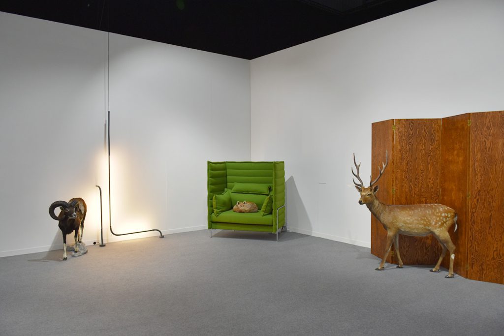 Le commissariat de l'exposition de design, «Mobilier domestiques et animaux sauvages», a été confié à l'artiste Mathieu Mercier. L'animal empaillé sert ici de fil rouge.