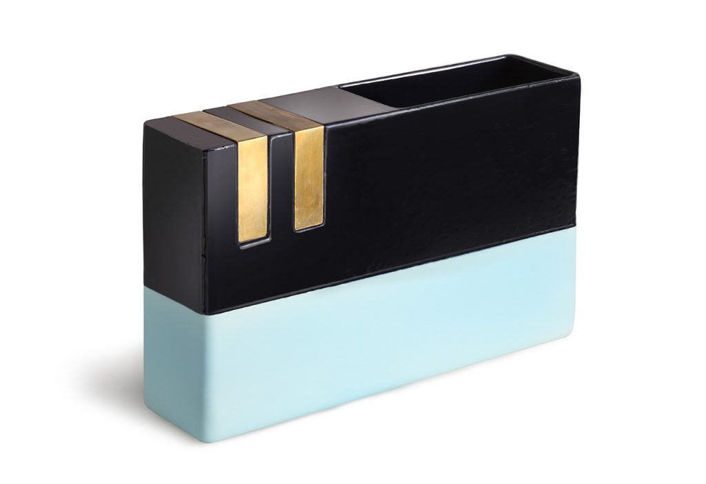 Le duo DIMORESTUDIO est connu pour ses intérieurs mêlant design du XXe et créations propres. Des assemblages hétéroclites, mais toujours cohérents, à l'atmosphère aussi luxueuse qu'émotionnelle. Ce même processus est à l’œuvre dans la série de vases dessinés pour Bitossi, où différents émaux sont combinés sur des formes épurées.