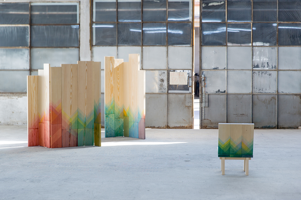 Inauguré à la design week de Milan (5VIE), Herringbones de Raw Edges expérimente des techniques de coloration propres au textile dans une série d’assise, de tables et de paravents en bois massif. Le bois brut est ainsi délicatement teinté de motifs géométriques multicolores, très tendance cette année.
