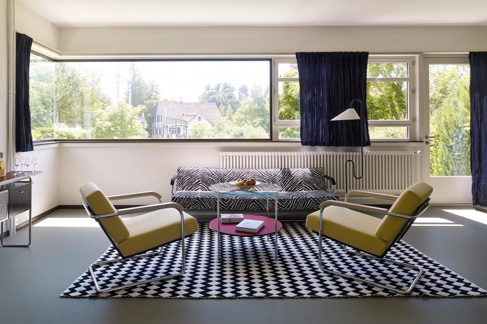 Fondée en 1904, Embru est aujourd’hui encore synonyme de tradition et de qualité suisse. La marque est notamment un prestataire leader de mobilier scolaire et hospitalier. Dans les années 1930, elle commence une longue collaboration avec des architectes d’avant-garde tels que Werner Max Moser, Alfred Roth et Marcel Breuer. C’est ainsi que sont nés les grands classiques qui appartiennent aujourd’hui aux incontournables de l’histoire du design suisse.