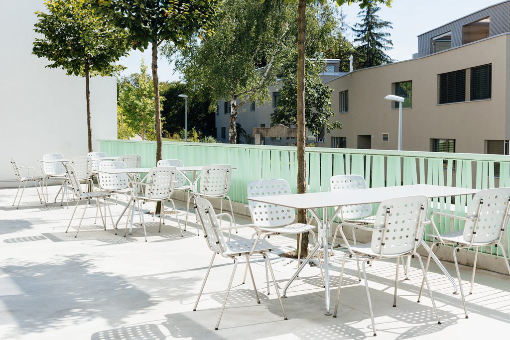 Seledue produit du mobilier haut de gamme depuis 1993, signé par des designers suisses tels que Stefan Zwicky, Kurt Thut ou son fils Benjamin. Leur conception est fonctionnelle, simple et intemporelle. Les matériaux sont sélectionnés avec soin et le design est bien pensé. Le fabricant, amateur de modernité, réédite également la chaise en aluminium dessinée en 1953 par Hans Coray.