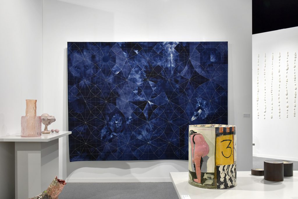 Taste Contemporary de Genève présente des oeuvres d'arts appliqués, de la céramique au textile en passant par le travail du métal et du bois.