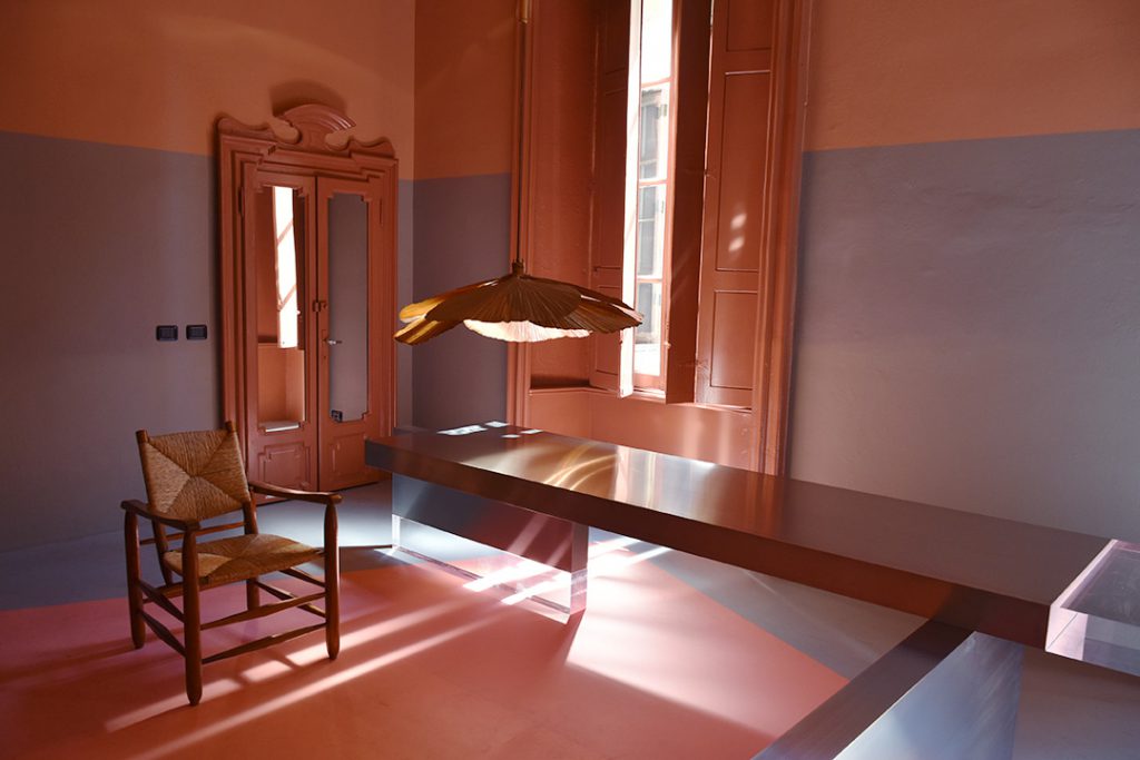 Dimorestudio, Milan Design Week 2017. Suspension de Ingo Maurer et chaise de Charlotte Perriand