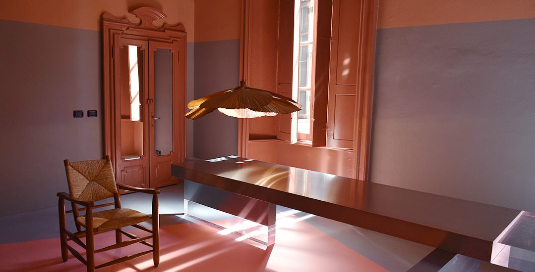 Dimorestudio, Milan Design Week 2017. Suspension de Ingo Maurer et chaise de Charlotte Perriand