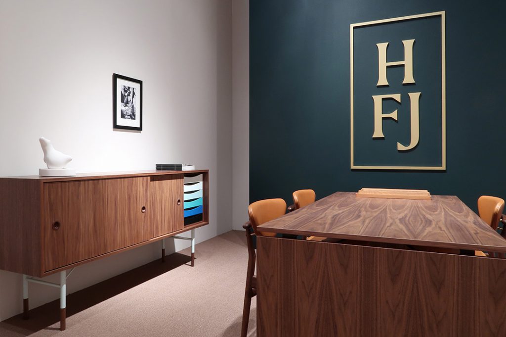 Enfilade FJ5500, Finn Juhl, Onecollection sur le stand House of Finn Juhl à Milan