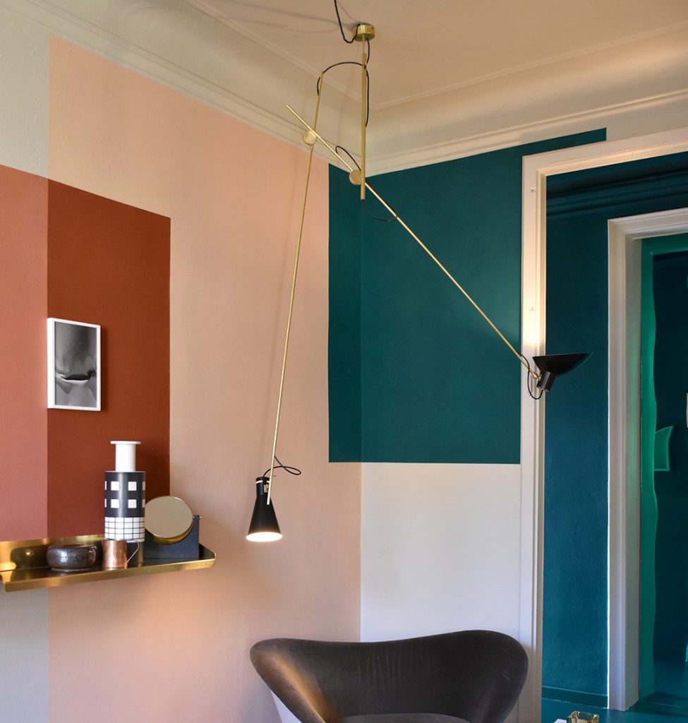 The visit Studiopepe. Suspension VV Cinquanta, Vittoriano Viganò, Astep et vase Rocchetto de Ettore Sottsass pour Bitossi