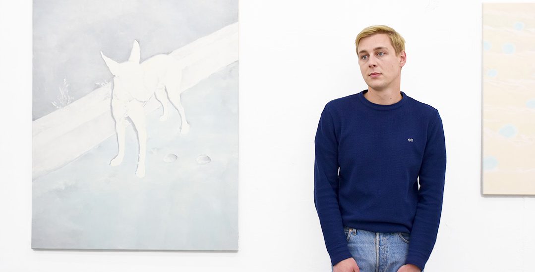 Portrait de David Weishaar avec la toile "Black dog runs at night"