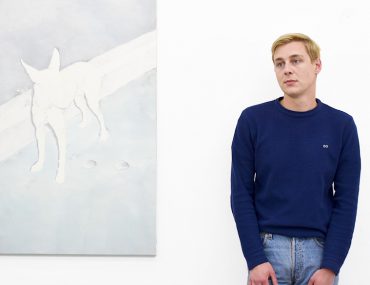 Portrait de David Weishaar avec la toile "Black dog runs at night"