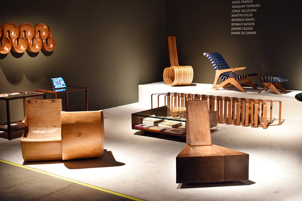 Namoradeira (1970) de José Zanine Caldas et Poltrona (2017) de Zanini de Zanine. Mercado Moderno