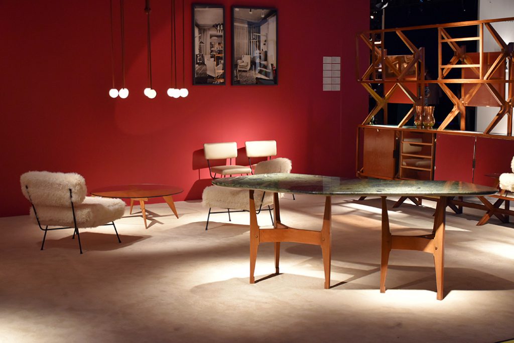 Fauteuils Elettra de BBPR pour Arflex, avec console et crédence uniques. Nilufar