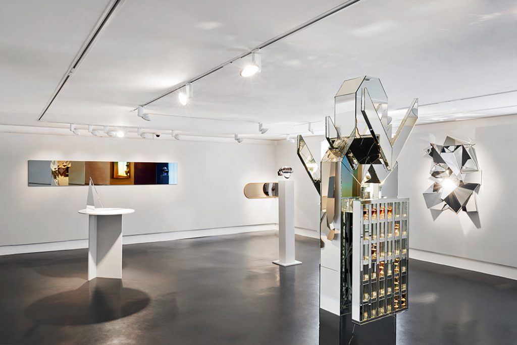 David Altmejd, Untitled 15 (Guides). À droite miroir froissé de Mathias Kiss. Photo © Daniela Droz & Tonatiuh Ambrosetti