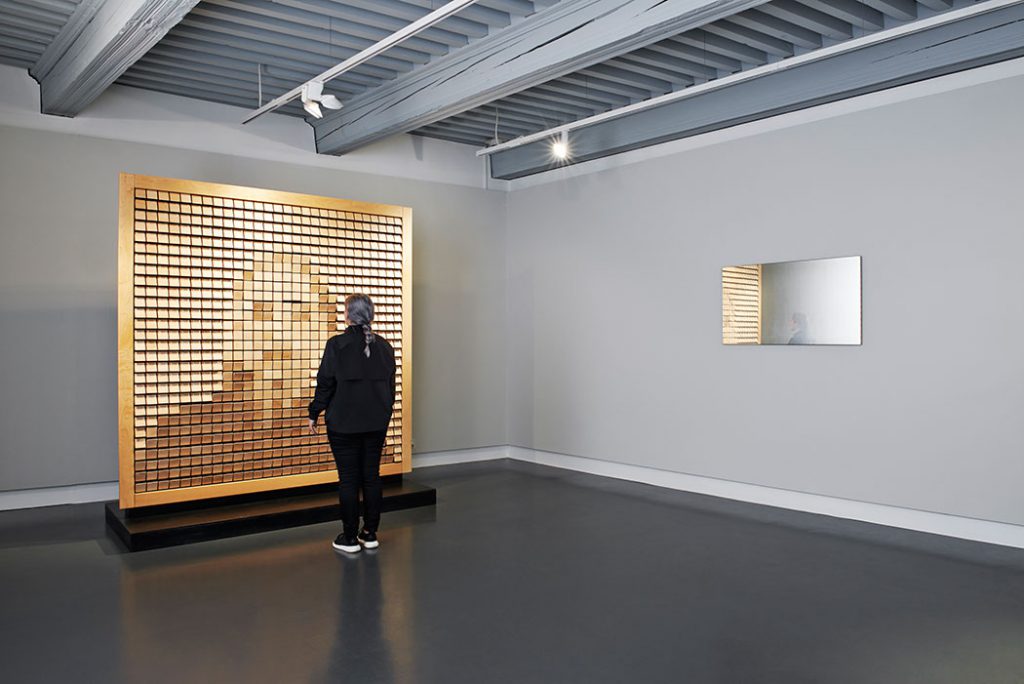Wooden Mirror de Daniel Rozin et, à droite, Ghost de Olivier Sidet. Photo © Daniela Droz & Tonatiuh Ambrosetti