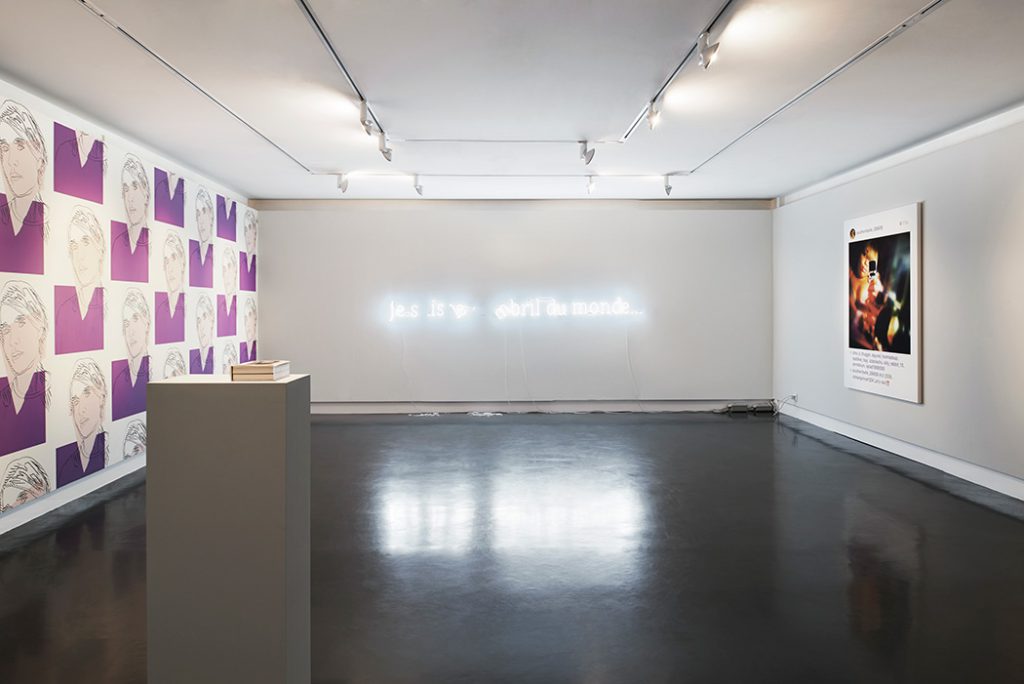 Vue de l'exposition Miroir Miroir, à gauche papier peint de Andy Warhol, au centre Douglas Gordon, Untitled (je suis le nombril du monde), et à droite New portraits de Richard Prince. Photo © Daniel Droz & Tonatiuh Ambrosetti