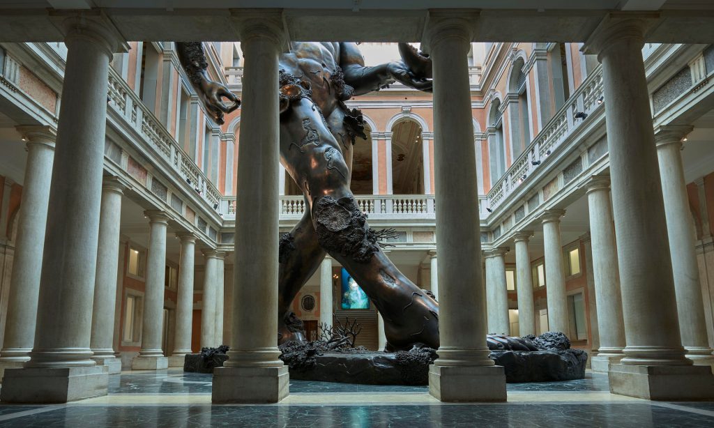 Demon with bowl (Vue de l'exposition). Photo Prudence Cuming. Image © Damien Hirst & Science ltd. all rights reserved, DACS/SIAE 2017