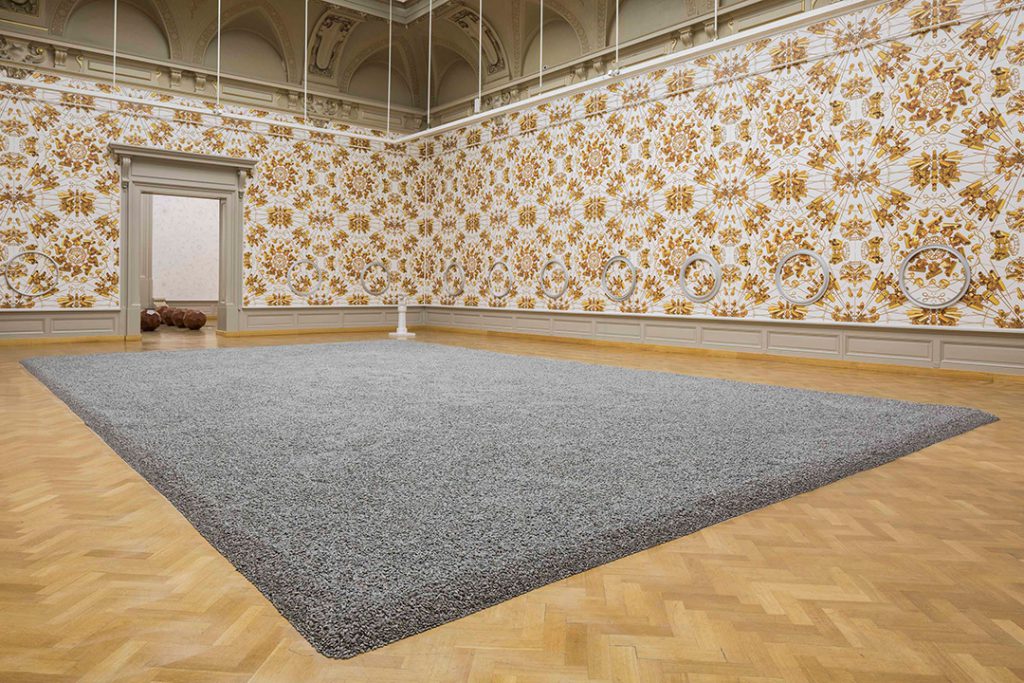 Sunflower Seeds (Graines de tournesol), 2010, porcelaine peinte à la main, 12 x 8 x 0.1 cm
et
The Animal That Looks Like a Llama but is Really an Alpaca, 2015, papier peint, dimensions variables © Studio Ai Weiwei