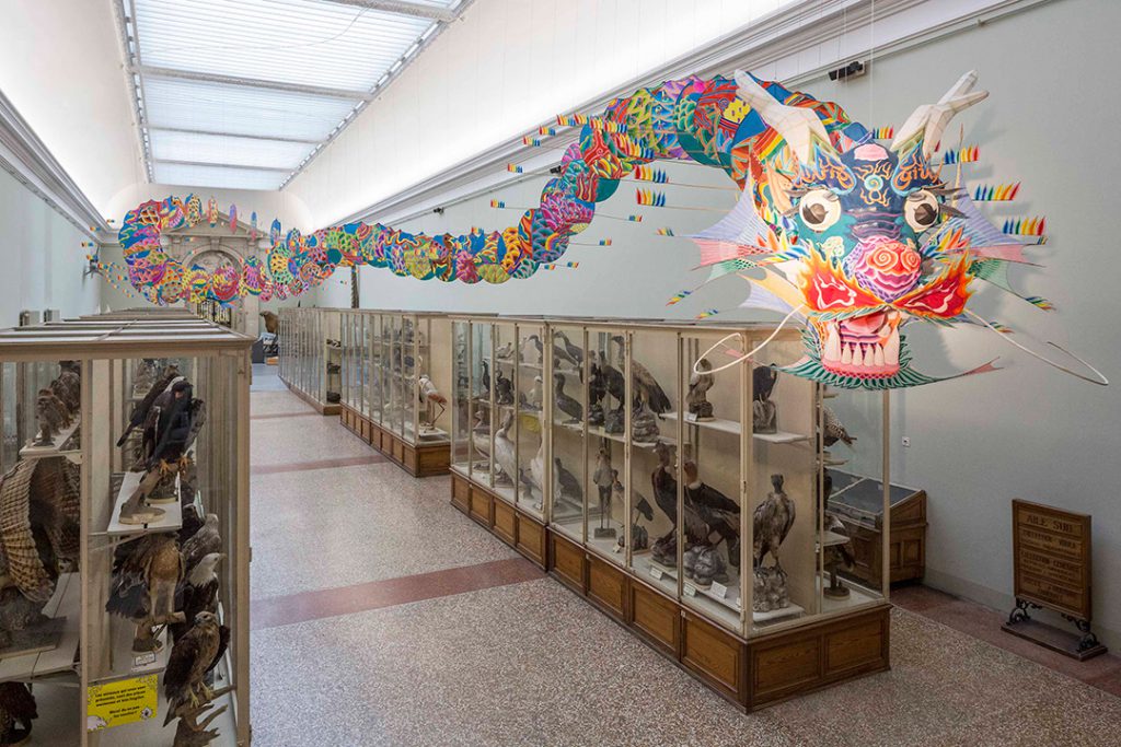 With Wind (Avec du vent), 2014, bambou et soie, env. 240 x 5000 cm. © Studio Ai Weiwei