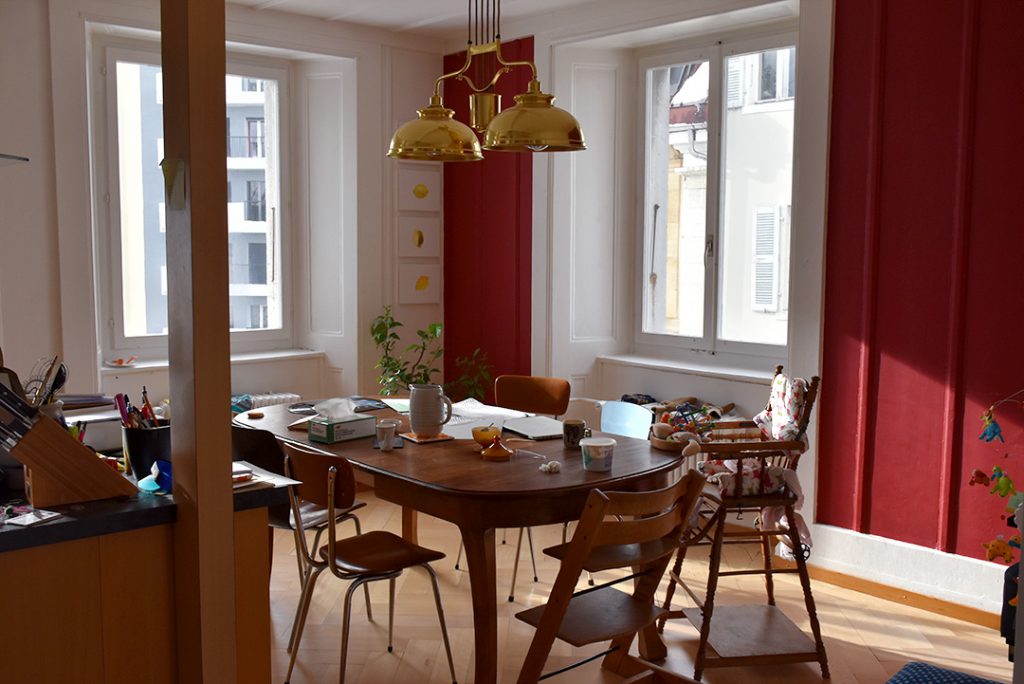 Dans la cuisine, chaises et table vintage. Suspension de billard chinée