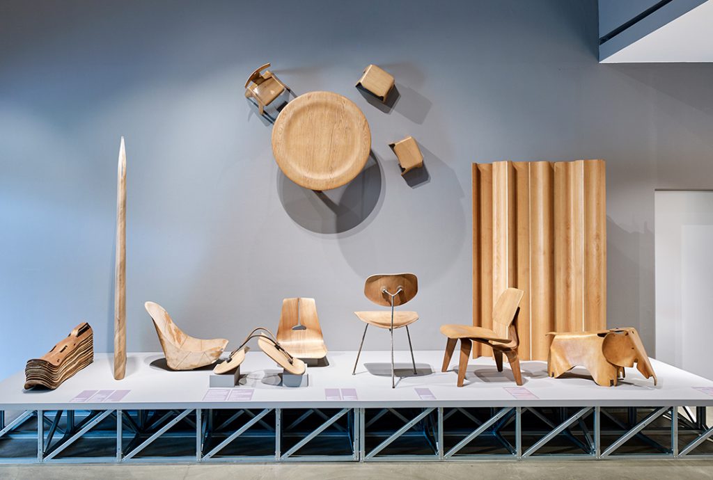 Vue de l'exposition "Charles & Ray Eames. The power of design" au Vitra Design Museum. © Vitra Design Museum, Photo: Mark Niedermann