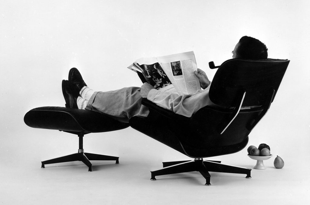 Charles Eames posant dans la Lounge Chair pour une publicité, 1956. © Eames Office