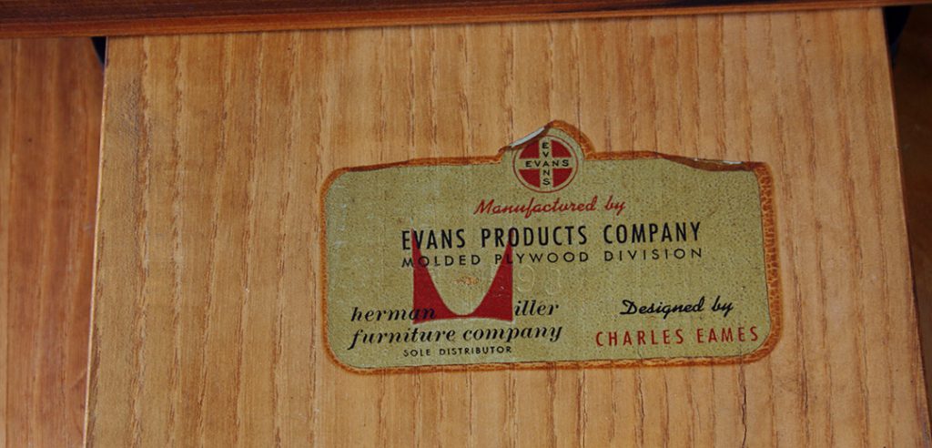 Autocollant Evans. Il existe 3 sortes d'autocollants: Evans seul, celui-ci et le label papier dit "stamp". Photo © Kissthedesign
